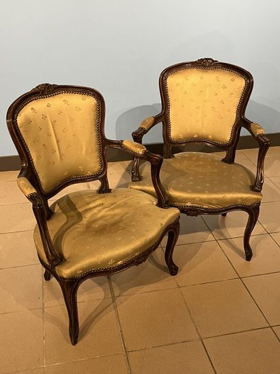 null Salon en bois teinté comprenant deux bergères et quatre fauteuils

Style Louis...