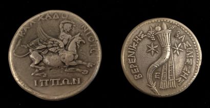 null Lot of two silver medals featuring ancient coins:

- Arsinoe II, dated 1970...