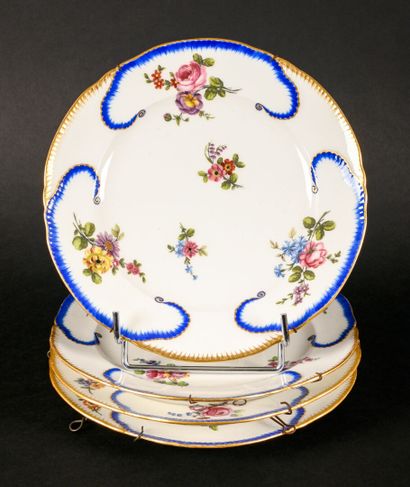 Set of four plates with scalloped edges in...