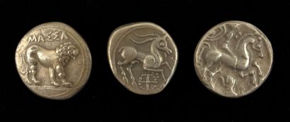 null Ensemble de trois médailles en argent figurant des monnaies anciennes

Datées...