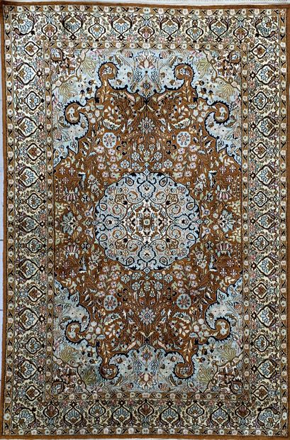 Ghoum silk carpet

190 x 125 approx.