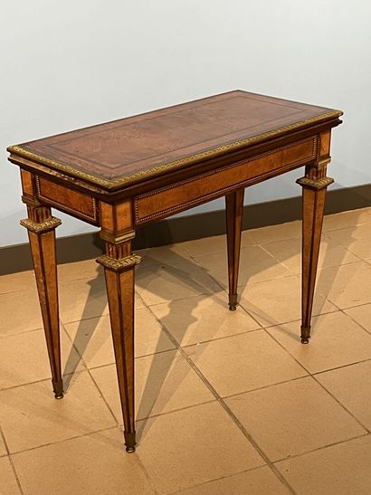 Wooden and gilded bronze veneer game table.

Louis...