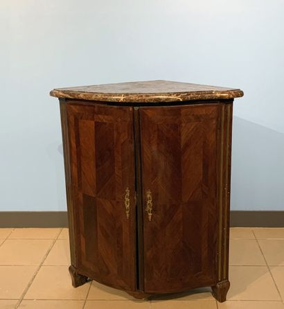 Corner cabinet with curved front, made of...