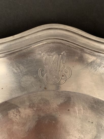 null PUIFORCAT

Silver dish with curved edge

Minerve hallmark, monogrammed

P :...