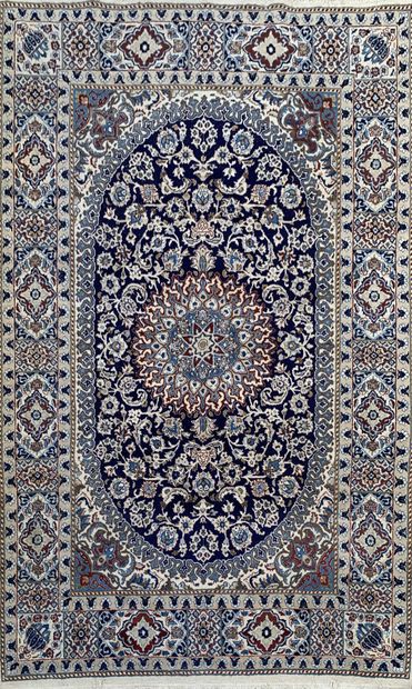 Naïn wool and silk carpet

290 x 195 cm ...