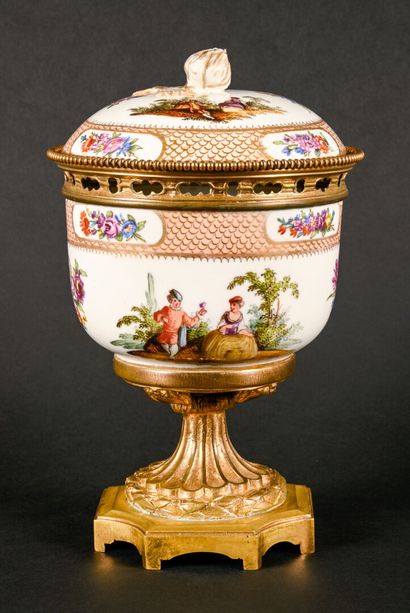 MEISSEN, around 1860

Covered cup in polychrome...