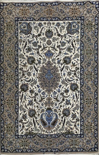 null Tapis Ispahan soie

190 x 150 cm environ