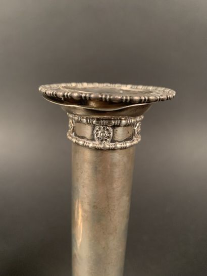 null Pair of silver candlesticks decorated with stylized flowers.

English work....