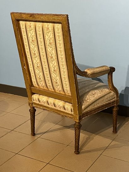 null Paire de fauteuils en bois doré, dossier à la Reine, pieds fuselés, frises de...