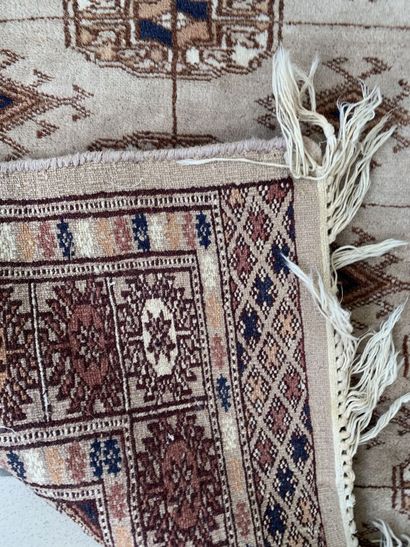 null Hand woven oriental rug 

120 x 80 cm approximately