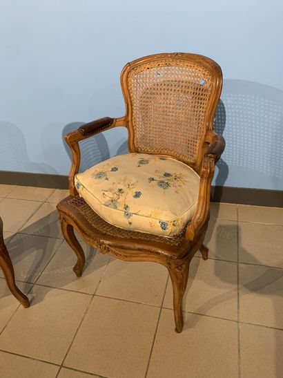 null Paire de fauteuils cabriolet, assises et dossiers cannés.

Style Louis XV