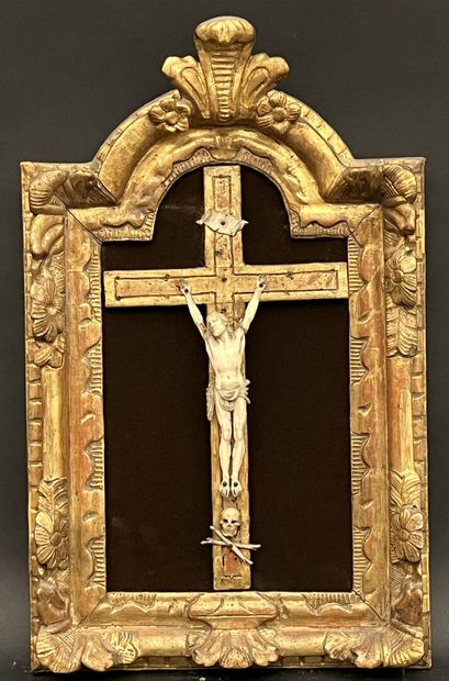 null Crucifix in bone, gilded wood frame.

Late 18th-early 19th century.

50 x 29...