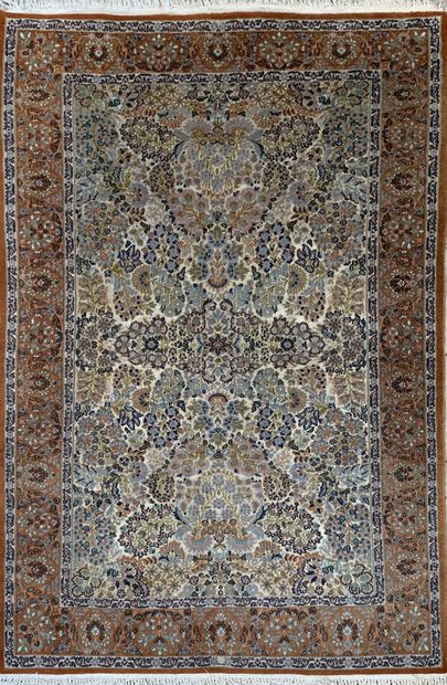 Wool and silk Kashmir carpet

180 x 120 cm...