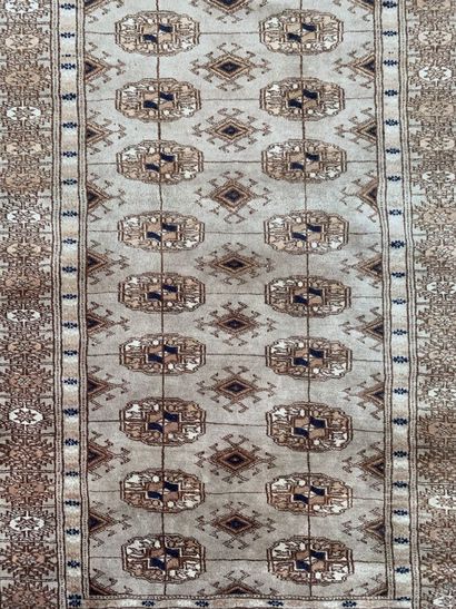 null Hand woven oriental rug 

120 x 80 cm approximately