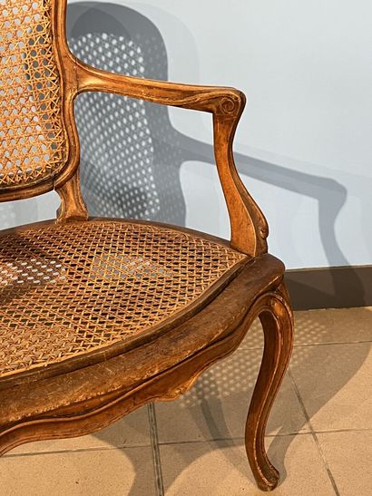 null Paire de fauteuils en bois mouluré, assise cannée

Estampille de Charles Bernel...