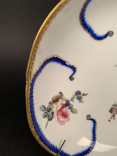 null Porcelain pot with scalloped edges decorated with flowers and staples

Sevres...