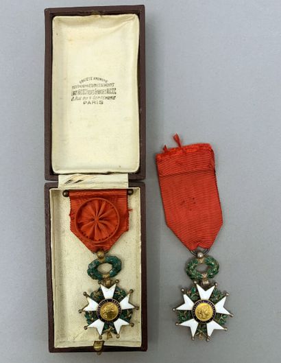 Deux étoiles de chevalier de la Légion d'Honneur...