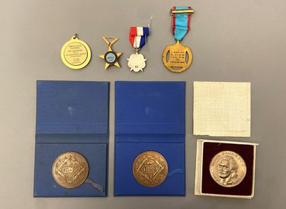 null Lot de médailles de table (bicentenaire du Grand Orient) et médailles pendantes...