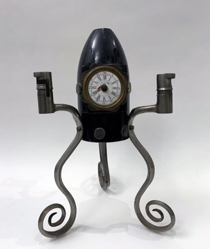 Horloge de cheminée fabriquée avec un obus...