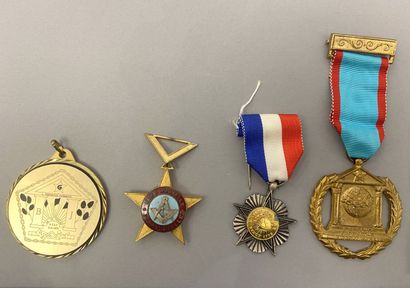 null Lot de médailles de table (bicentenaire du Grand Orient) et médailles pendantes...
