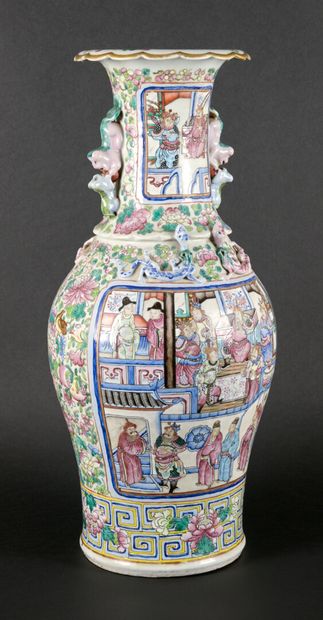 null Important vase en porcelaine et émaux polychrome style de la famille rose à...