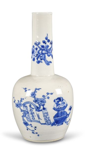 null Vase bouteille en porcelaine bleu de Hué sous couverte, à décor d'objets mobilier,...