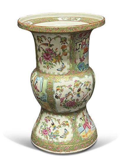 null Canton polychrome porcelain bulging vase decorated with animated scenes, butterflies...