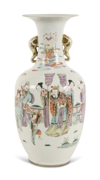 null Vase en porcelaine de forme balustre à décor polychrome de divinités taôistes,...