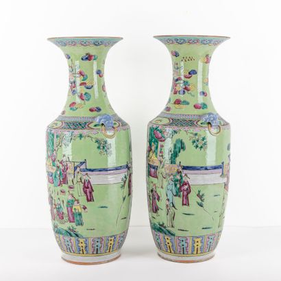 null Paire de vases balustre en porcelaine et émaux de la famille rose sur fond vert...