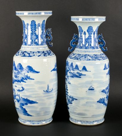 null Deux vases balustres en porcelaine à décor en camaïeu de bleu de cités lacustres...
