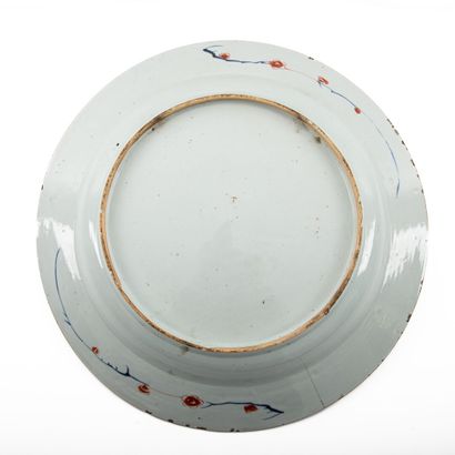 null Important plat en porcelaine polychrome Imari à décor de fleurs et papillons.
Chine,...