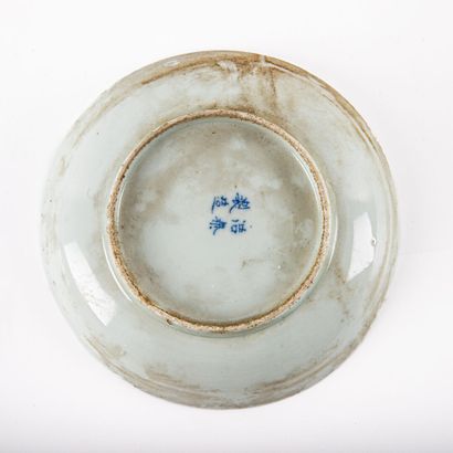 null TO BE DIVIDED IN 3 //////////Lot of three Hue blue porcelain cups decorated...