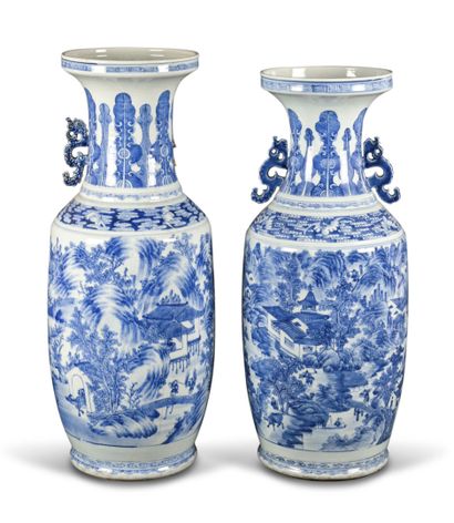 Deux vases balustres en porcelaine à décor...