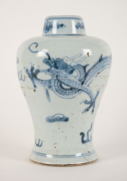 Vase de forme meiping en porcelaine bleue...