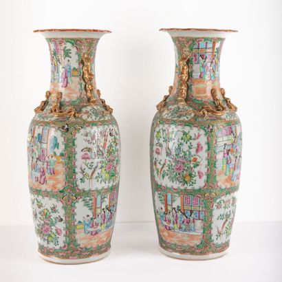 null Paire de vases de forme balustre en porcelaine à décor polychrome de scènes...