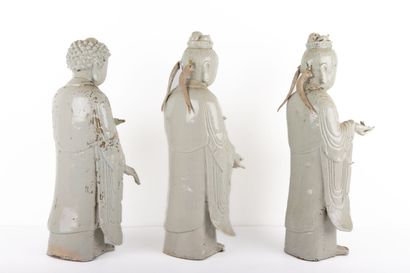 null Trois sujets en céramique et émail blanc céladon représentant bouddha et deux...