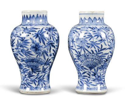 null Pair of small white porcelain vases, blue dcor underglaze with foliage.
China,...