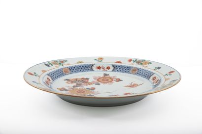 null Important plat en porcelaine polychrome Imari à décor de fleurs et papillons.
Chine,...