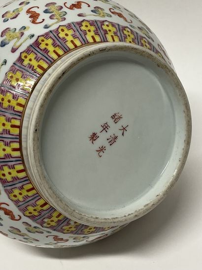 null Vase Hu en porcelaine et émaux polychrome de la famille rose finement décoré...