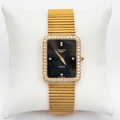 null LONGINES 
Montre de dame, boitier rectangulaire 30 x 25 mm et bracelet or brossé,...