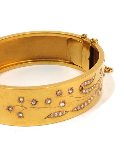 null Bracelet demi-jonc à charnière, or, diamants taille rose et demi-perles de culture.

Poids...