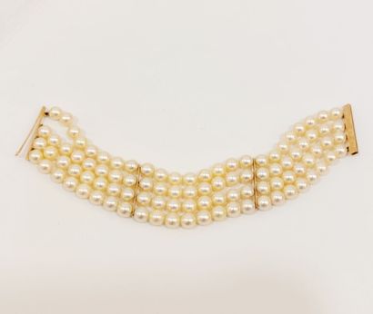 null Bracelet quatre rangs perles de culture diam: 7 mm environ, intercalaire et...
