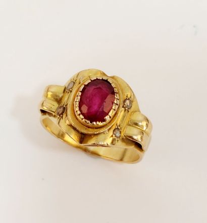 null Bague or, rubis, diamants taille rose, monture or.

Vers 1940

Poids brut :...