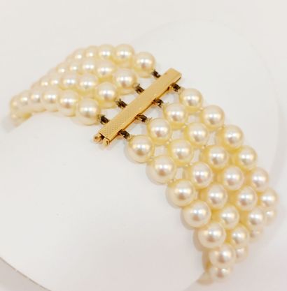 null Bracelet quatre rangs perles de culture diam: 7 mm environ, intercalaire et...