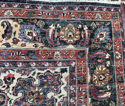 null Tapis d'Iran - Origine Meched

Velours : laine. Chaînes : coton

411 x 302 cm...