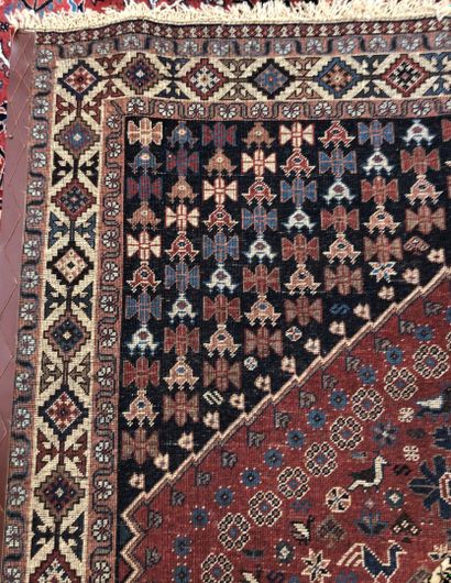 null Tapis d'Iran - Origine Yalameh

Velours : laine. Chaînes : laine

244 x 200...