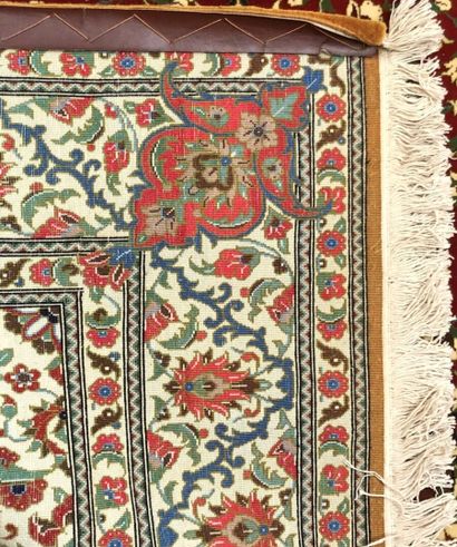 null Tapis d'Iran - Origine Ghoum

Velours : laine. Chaînes : coton.

214 x 135 cm...