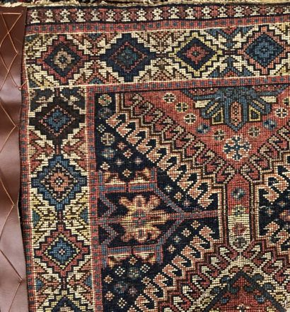 null Tapis d'Iran - Origine Yalameh

Velours : laine. Chaînes : laine

145 x 103...