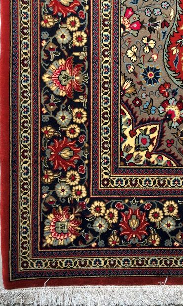 null Tapis d'Iran - Origine Ghoum

Velours : laine. Chaînes : coton

200 x 130 cm...