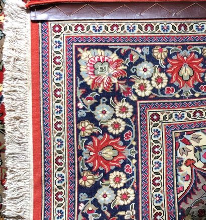 null Tapis d'Iran - Origine Ghoum

Velours : laine. Chaînes : coton

200 x 130 cm...